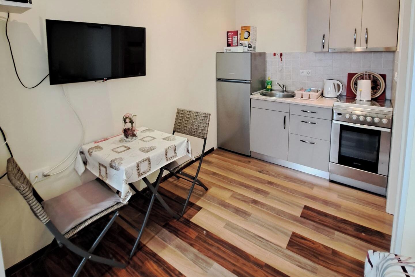 Fridge, oven, stovetop, dishwasher