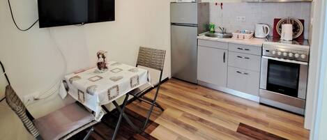 Frigorifero, forno, piano cottura, lavastoviglie