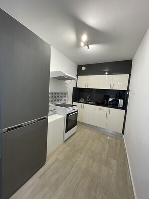 Fridge, microwave, oven, stovetop - Charming 2-Bed Apartment in Kallithea (Kallithea)