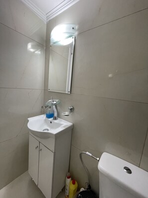 Een douche, handdoeken