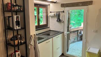 Frigorifero, microonde, piano cottura