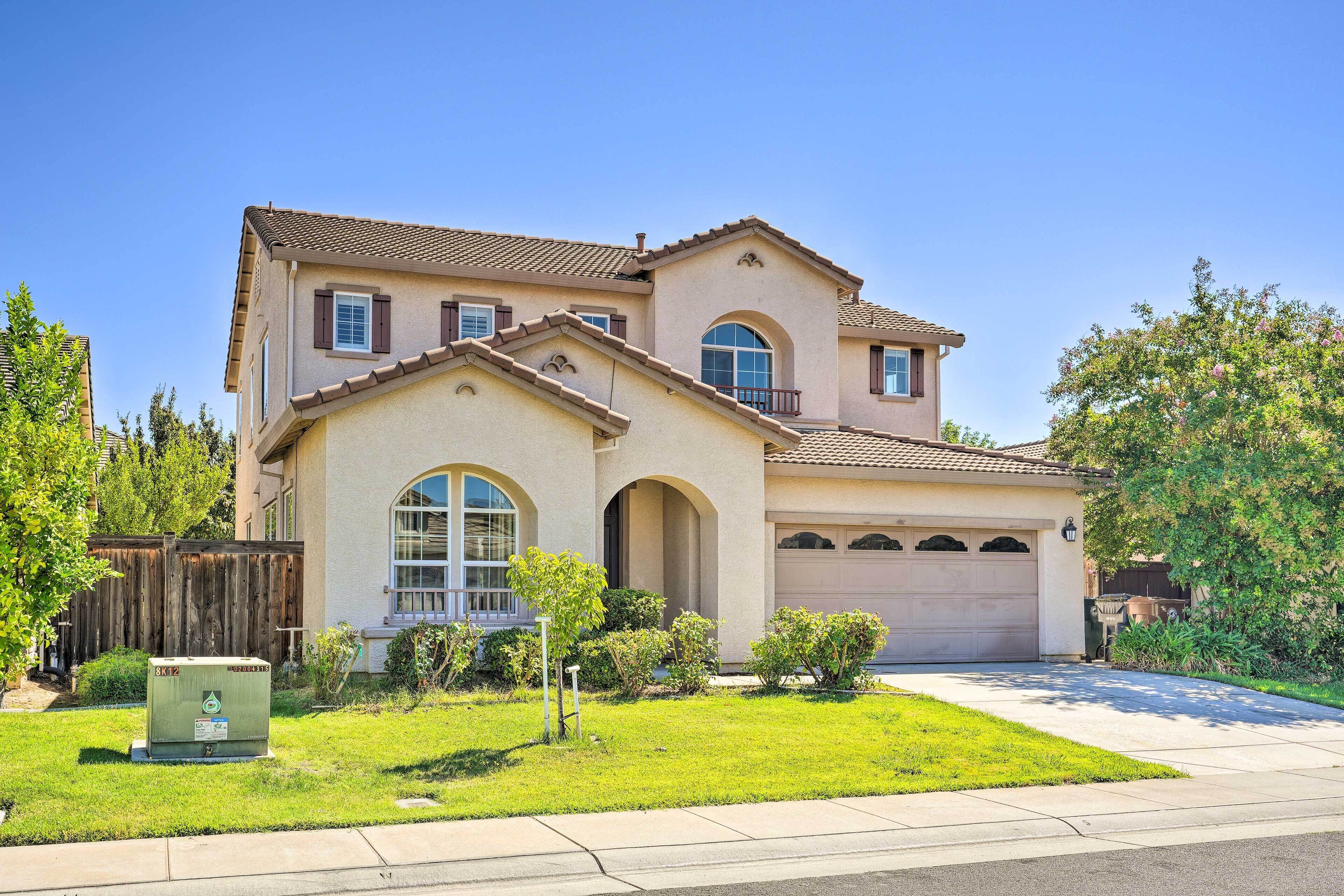Elk Grove House w/ Grill ~ 3 Mi to Old Town!