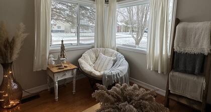 Cozy Vacation home on the River in Creemore