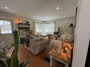 TV - Cozy Vacation home on the River in Creemore (Creemore)