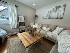 TV - Cozy Vacation home on the River in Creemore (Creemore)