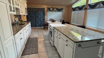 Geladeira, talheres/pratos/utensílios de cozinha