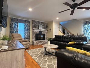 Smart TV - Beautiful, spacious and quiet house in the heart of Moline. (Moline)