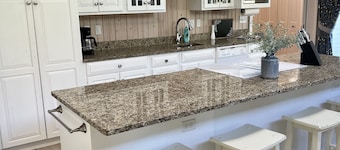 Beautiful, spacious and quiet house in the heart of Moline.