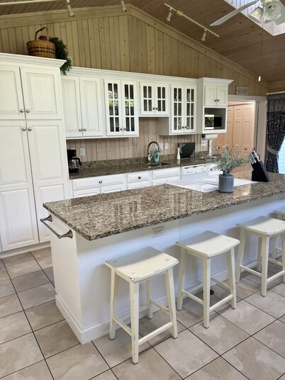 Beautiful, spacious and quiet house in the heart of Moline.