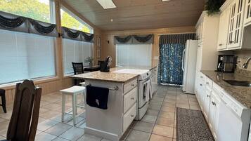 Geladeira, talheres/pratos/utensílios de cozinha