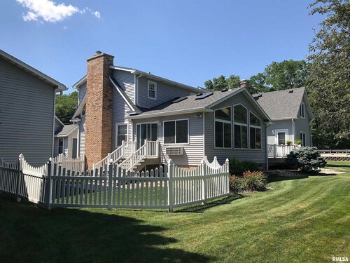 Beautiful, spacious and quiet house in the heart of Moline.