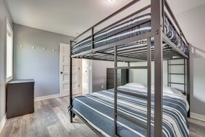 3 bedrooms, desk, free Internet, bed sheets