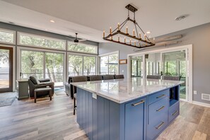 Interior - Hot Tub & Dock: Beachfront Oasis in Stockholm! (Stockholm)