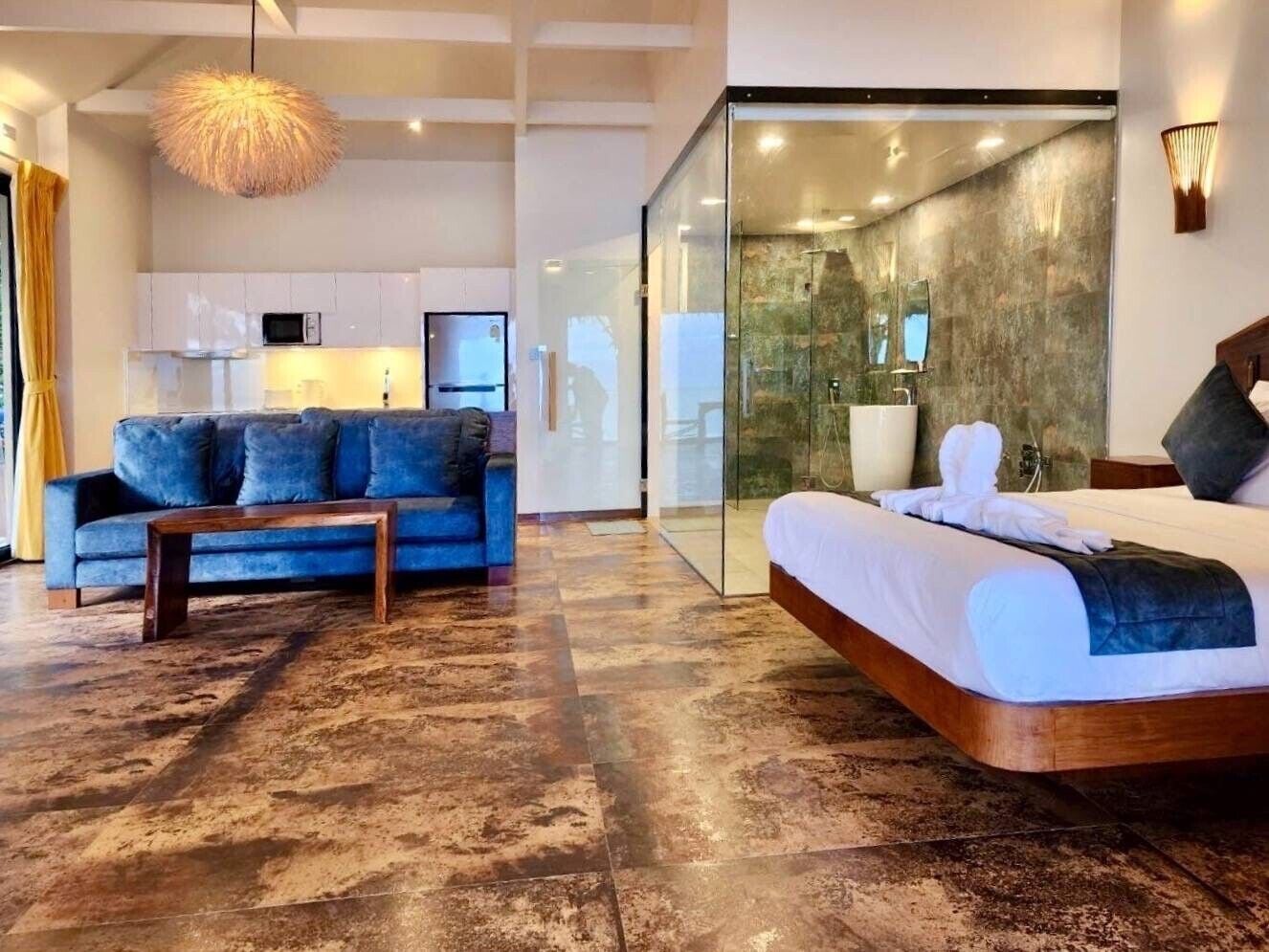 Beachfront Private Pool Villa | Työpöytä, ilmainen Wi-Fi