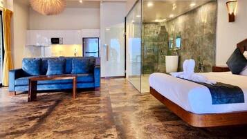 Beachfront Private Pool Villa | Skrivebord og wi-fi (inkludert)