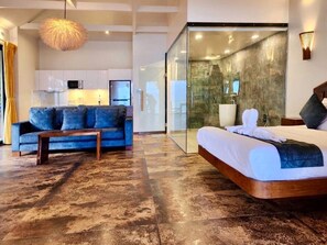 Beachfront Private Pool Villa | Escrivaninha, Wi-Fi de cortesia