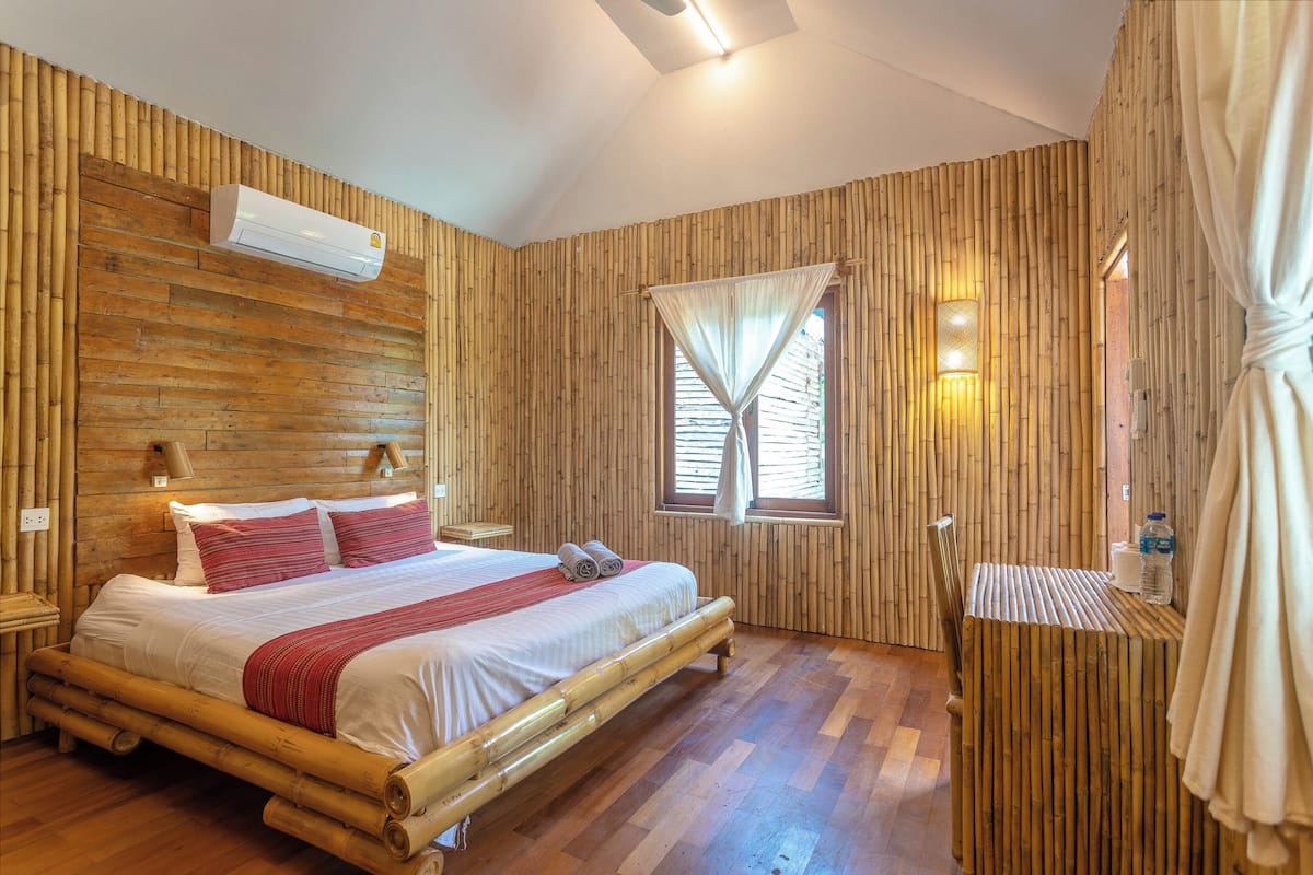 Deluxe Bungalow | Desk, free WiFi