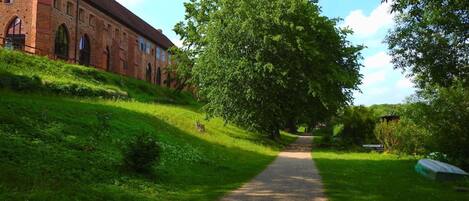 المنطقة المحيطة بالمنشأة