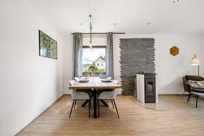 Dining - Vacation home Eifel-Resort with garden, sauna, whirlpool, terrace and wifi (Waxweiler)