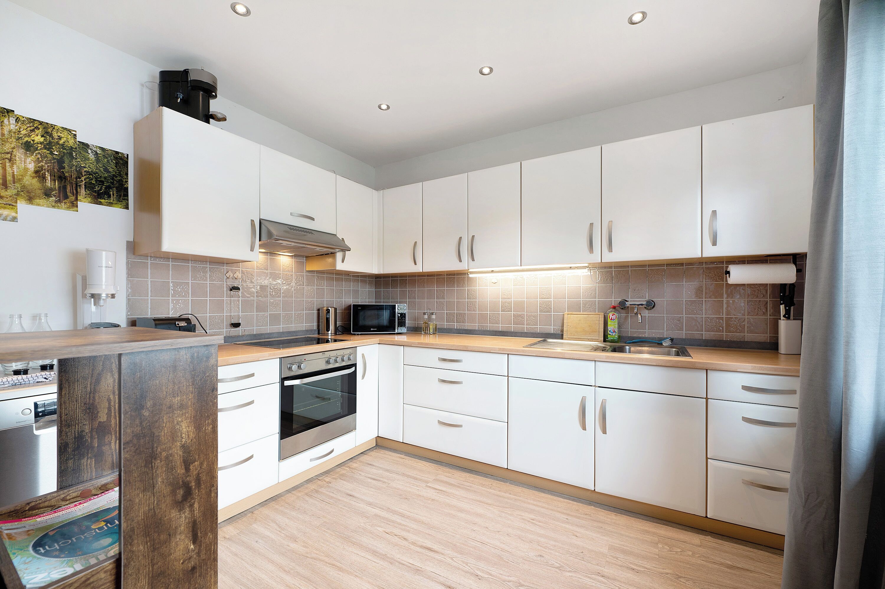 Jääkaappi, mikroaaltouuni, uuni, liesi