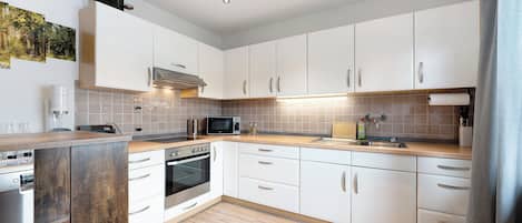 Køleskab, mikrobølgeovn, ovn, kogeplade