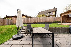 Outdoor dining - Vacation home Eifel-Resort with garden, sauna, whirlpool, terrace and wifi (Waxweiler)