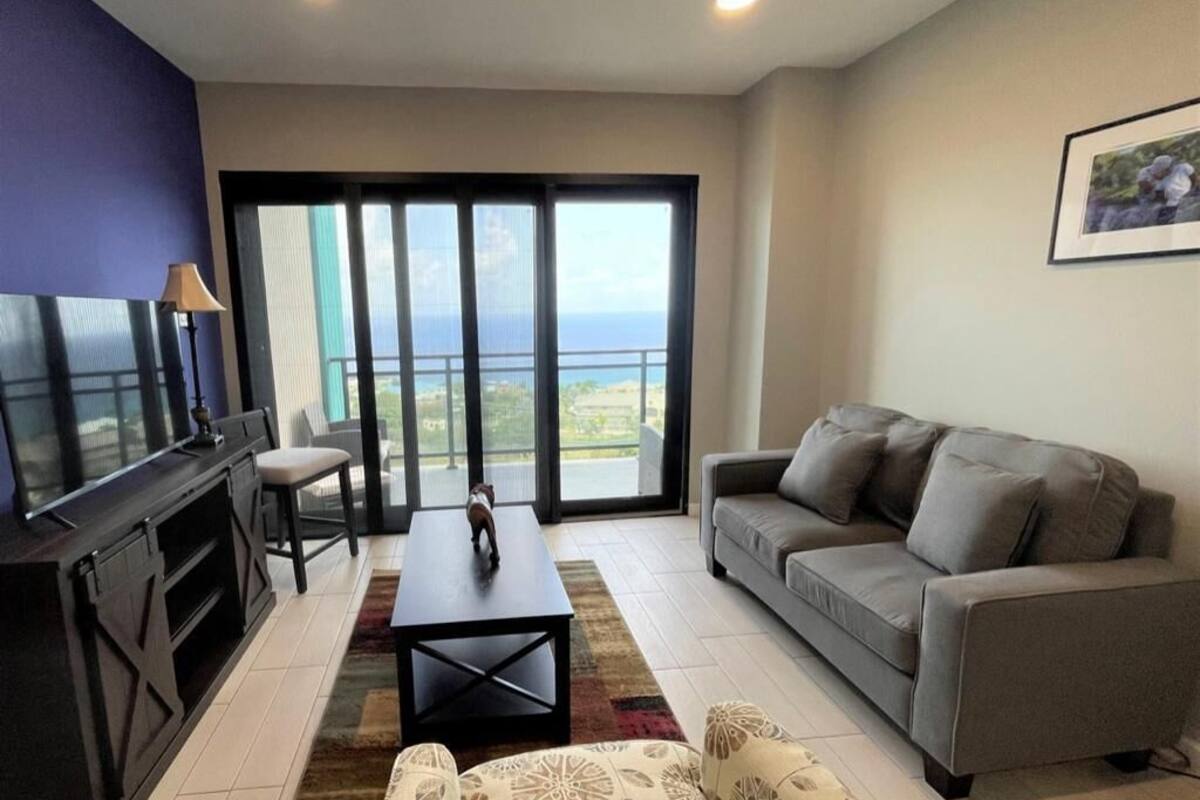 business condo, 1 queen bed | living area