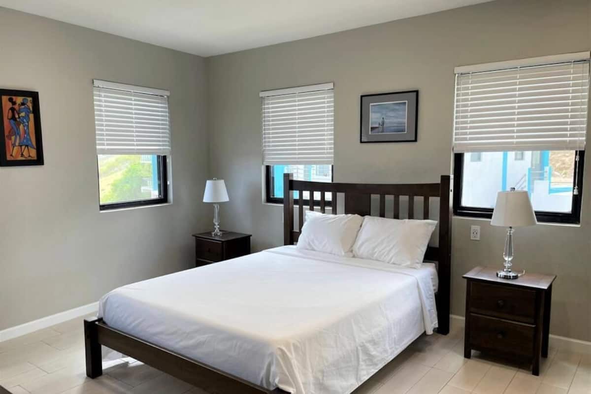 business condo, 1 queen bed | individually decorated, individually furnished, desk, laptop workspace