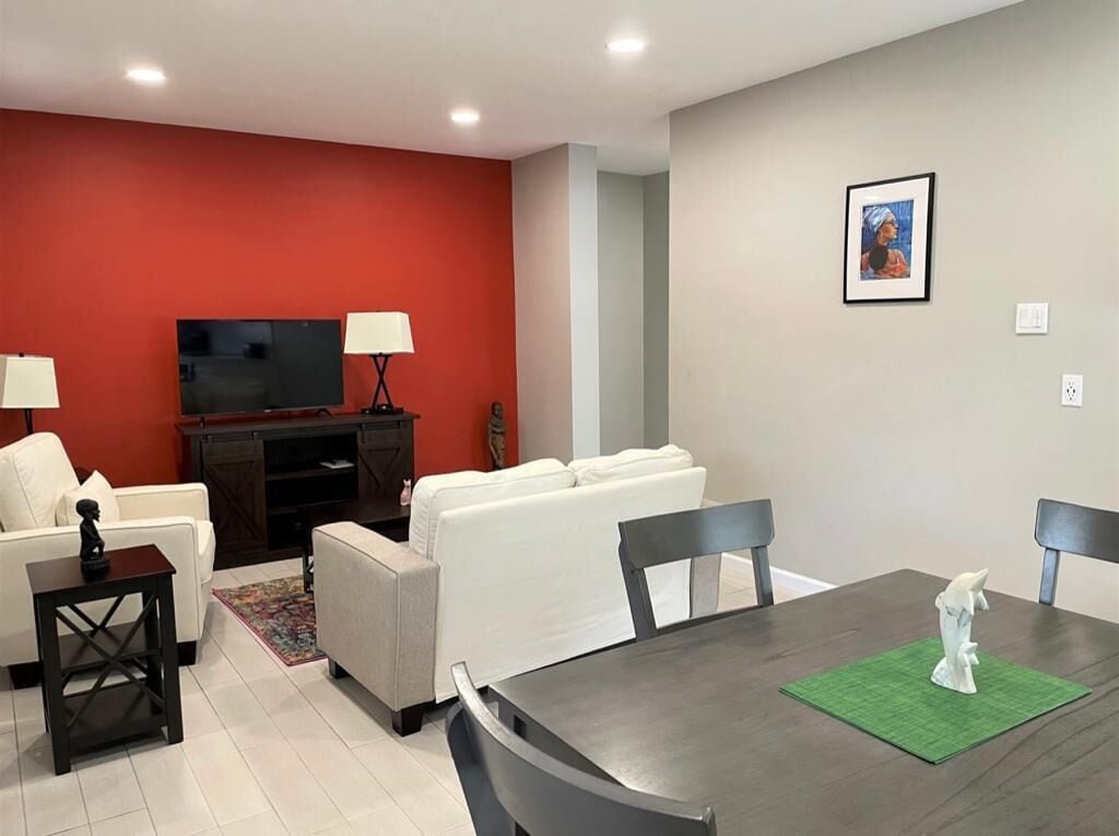 business condo, 1 queen bed | individually decorated, individually furnished, desk, laptop workspace