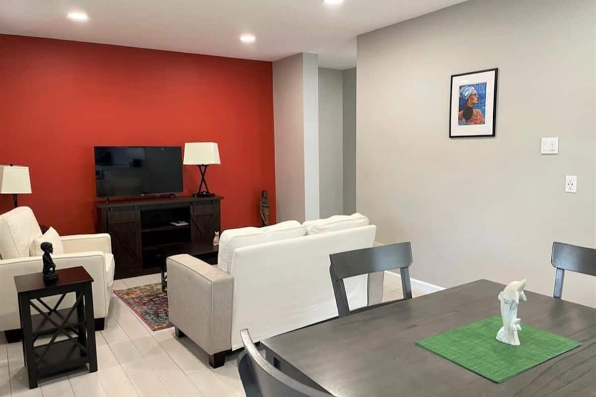 business condo, 1 queen bed | individually decorated, individually furnished, desk, laptop workspace