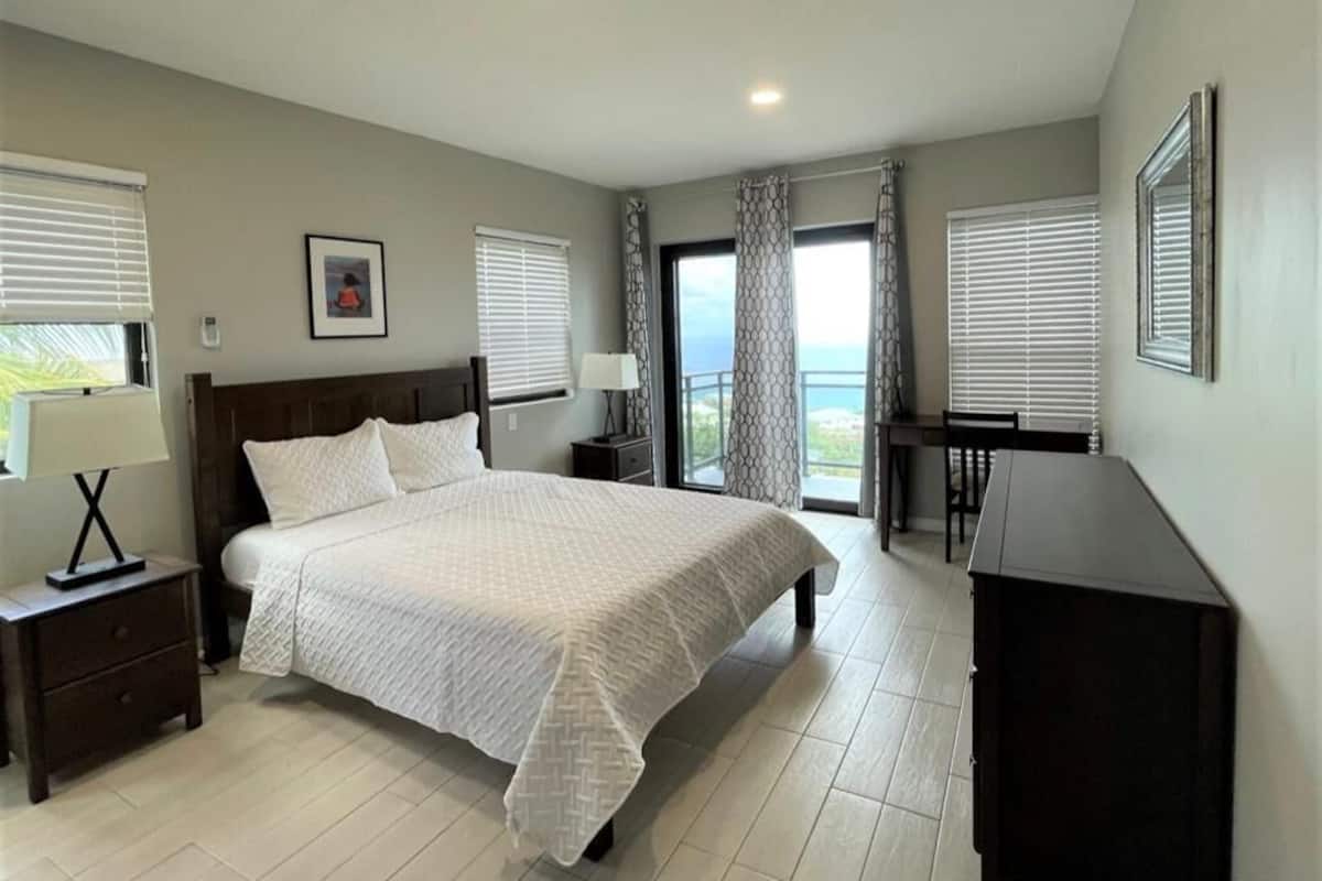 Business Condo, 1 Queen Bed | 1 bedroom, individually decorated, individually furnished, desk