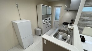 A compact kitchen with a refrigerator, microwave, and sink. - shirahamakashibesso ss2-43 (Shirahama)