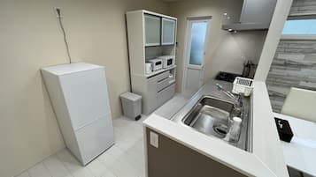 Apartament bàsic | Cuina privada | Frigorífic gran, microones, placa de cuina i bullidora elèctrica