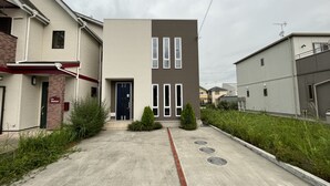 A modern building with a central entrance, a sign reading "Villa Sunny," and a pathway leading to the entrance. - shirahamakashibesso ss2-43 (Shirahama)