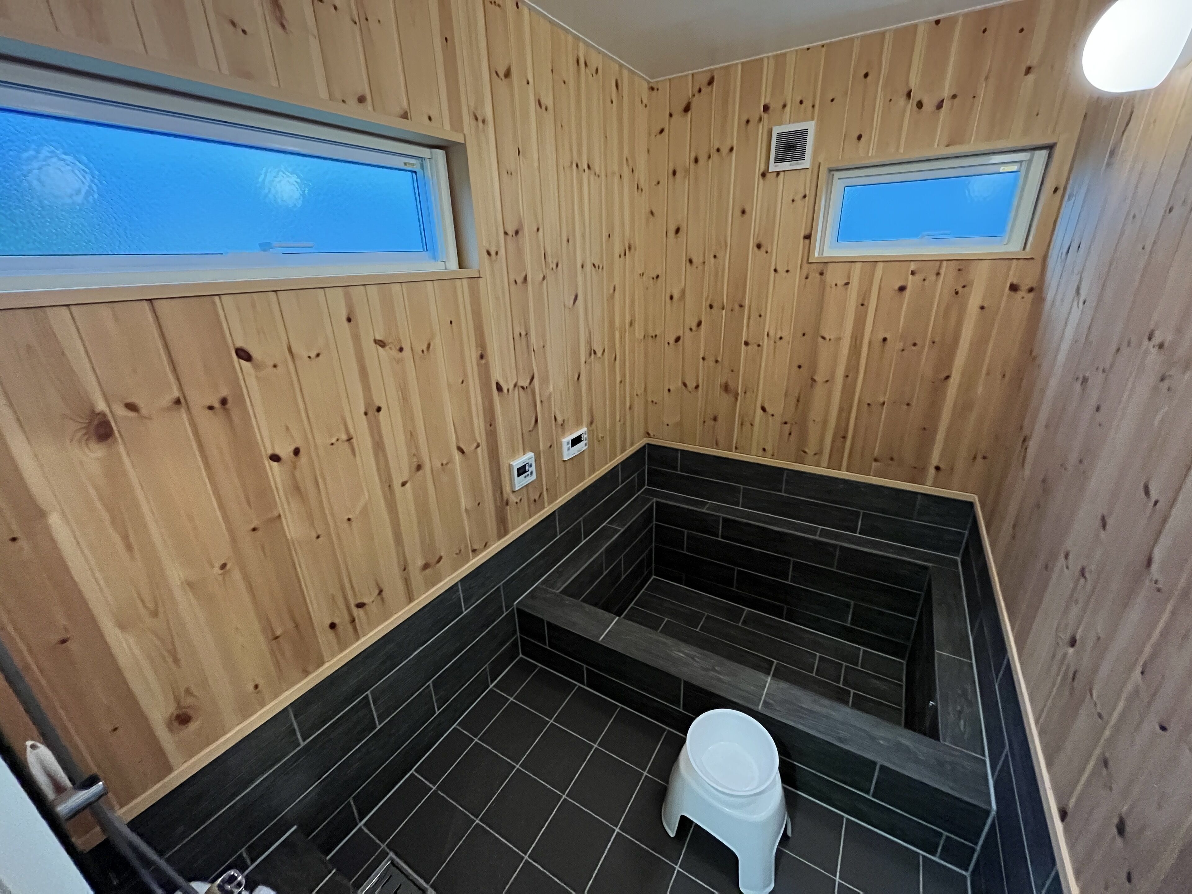 Basic Apartment | Bathroom | Separate bathtub and shower, deep-soaking bathtub, bidet, towels