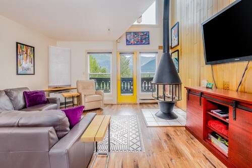 Ski-in/out condo with mountain-views, deck, & fireplace - walk to dining/shuttle