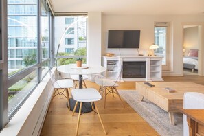 Dining - Astoria Elegance Contemporary Suite in one of Victoria's Best Buildings by Victoria Prime! (Victoria)