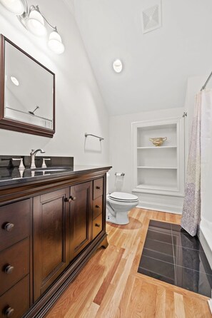 Shower, hair dryer, towels - Luxury Retreat in Red Bank, TN! (Red Bank)