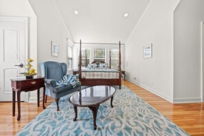 5 bedrooms, desk, iron/ironing board, WiFi