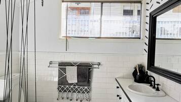 淋浴/盆浴组合、毛巾、肥皂、卫生纸