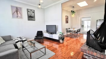 Smart TV, fireplace