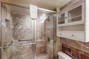 Hair dryer, towels - Enchanting condo with ocean view, balcony, & central AC - snowbird-friendly (South Padre Island)