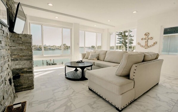 Smart TV, chimenea y libros 