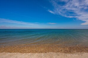 على الشاطئ، كراسي للتشمس