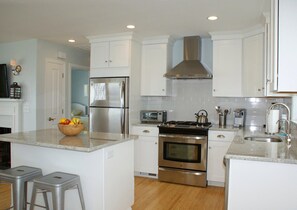 ثلاجة، ميكروويف، فرن، موقد طهي مسطح