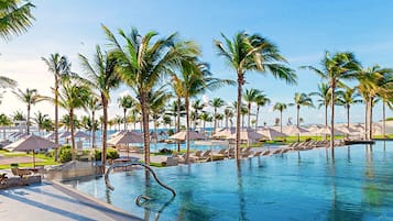 Una piscina al aire libre, una piscina climatizada