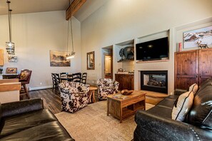 Smart TV, fireplace, books - TH w/Private HotTub+SlopeViews-Steps to Free Ski/Town Bus-2 King enSuites-Garage-W/D-Grill-Fireplace (Steamboat Springs)