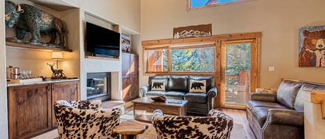 Smart TV, chimenea, reproductor de DVD y libros