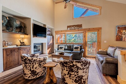 TH w/Private HotTub+SlopeViews-Steps to Free Ski/Town Bus-2 King enSuites-Garage-W/D-Grill-Fireplace