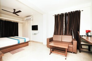 Superior Room | 1 bedroom, in-room safe, desk, blackout drapes